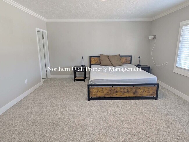 Building Photo - 4 Bed, 3.5 Bath - Amazing Location