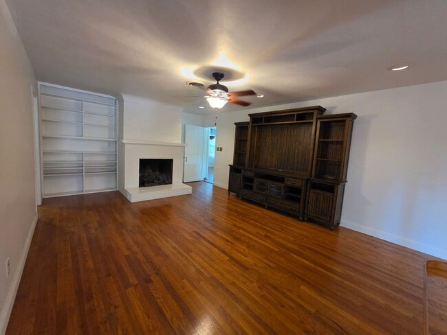 Building Photo - 2 bedroom 2 bathroom with brand new A/C un...