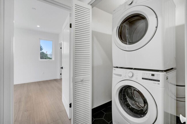 Building Photo - 5 Bedroom / 4 bathroom Fully Detached Townhouse in Echo Park with Private Garage