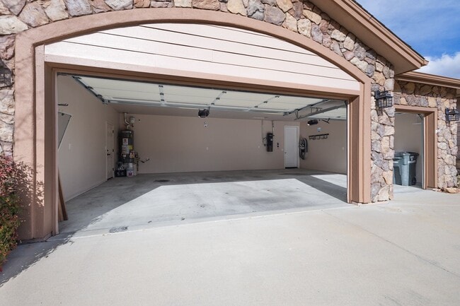 Building Photo - 4 Bedroom, 2 Bathroom Home in Timber Ridge