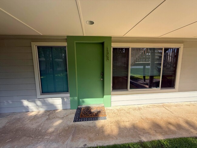 Building Photo - 2200 Dickson Dr