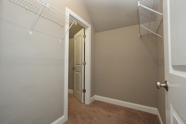 Building Photo - Charming 3-Bed, 3.5-Bath Home in a Peacefu...