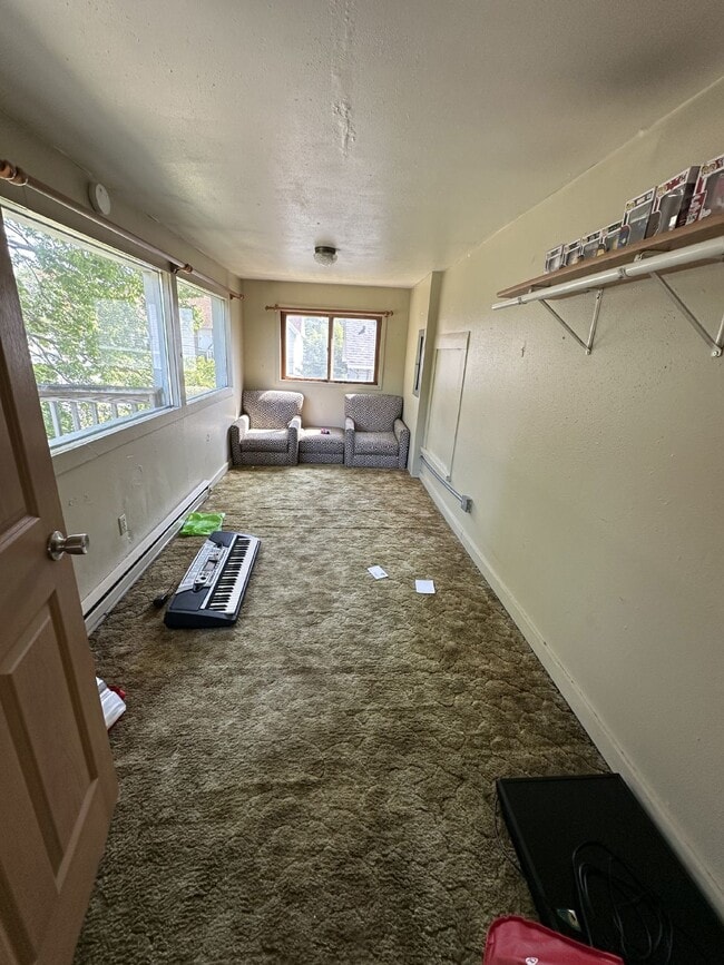 Building Photo - 2 Bed 1 Bath duplex close to UWEC!