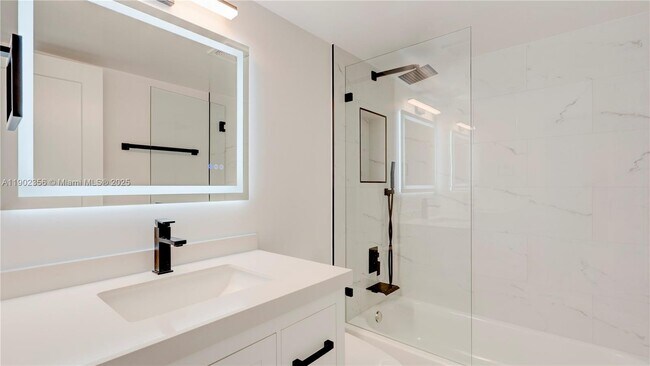 Building Photo - 933 NE 24th Ave