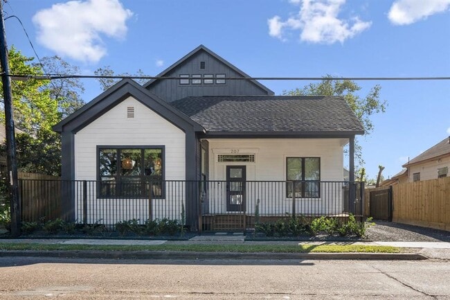 Primary Photo - 207 Lockwood Dr
