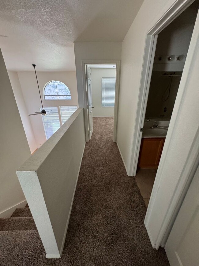 Building Photo - 410 S Sunrise Dr