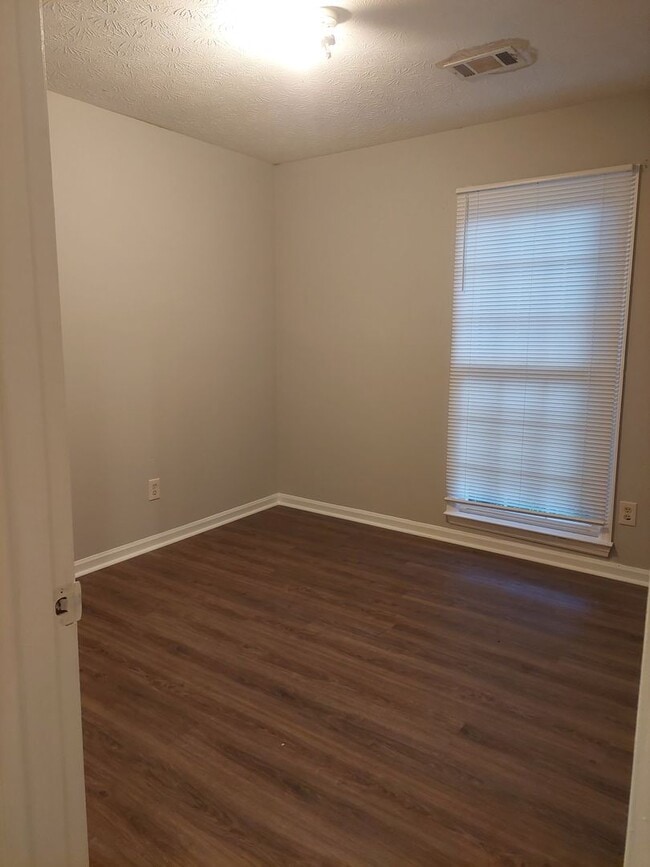 Building Photo - 3062 Viking Dr