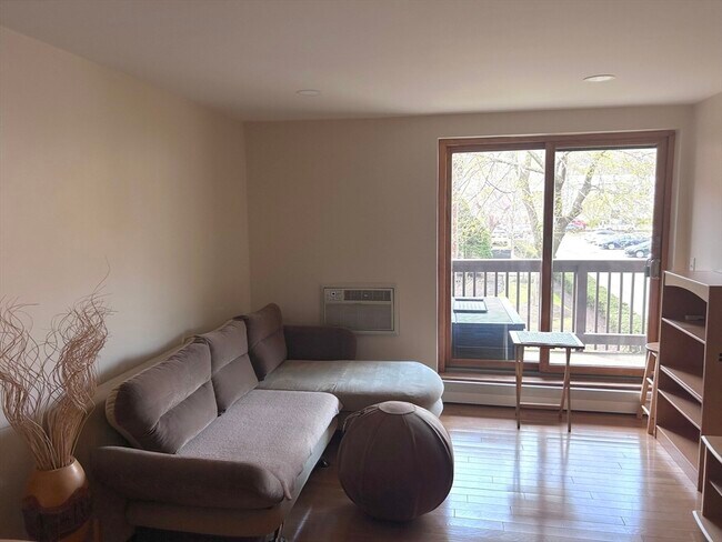 Building Photo - 140 Kenrick St