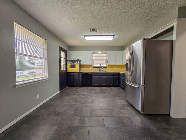 Building Photo - 3 Bedroom 2 Bath home in Shawnee!