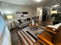 Building Photo - West Seattle - Renovated 2 Bedroom / 1 Bat...