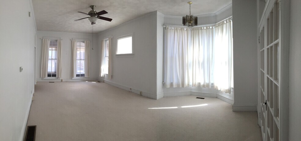 Large Family/Living Room w/ Bay Window - 412 Iowa Ave