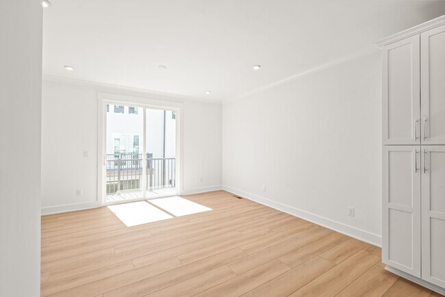 Building Photo - (Move-in Special) 3 Bedroom Townhome in LoSo!