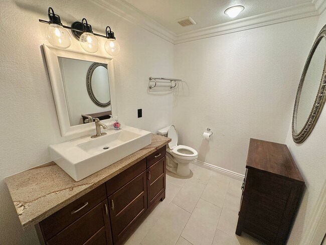 Building Photo - Beautiful 2 bed 2 bath condo in guard gated Residence at Canyon Gate community! Home features bea...