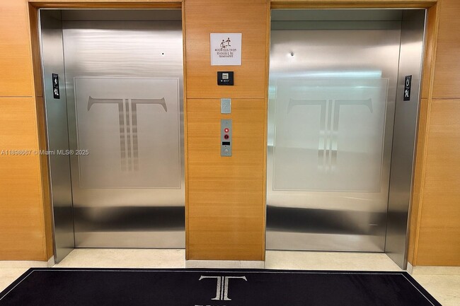 Building Photo - 15901 Collins Ave