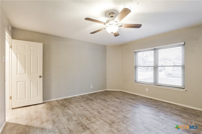 Building Photo - 13031 Feather Ridge Dr