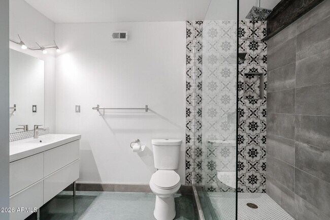 Building Photo - 353 E Thomas Rd