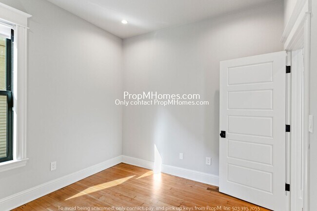 Building Photo - Charming Three Bedroom Home In N Portland!