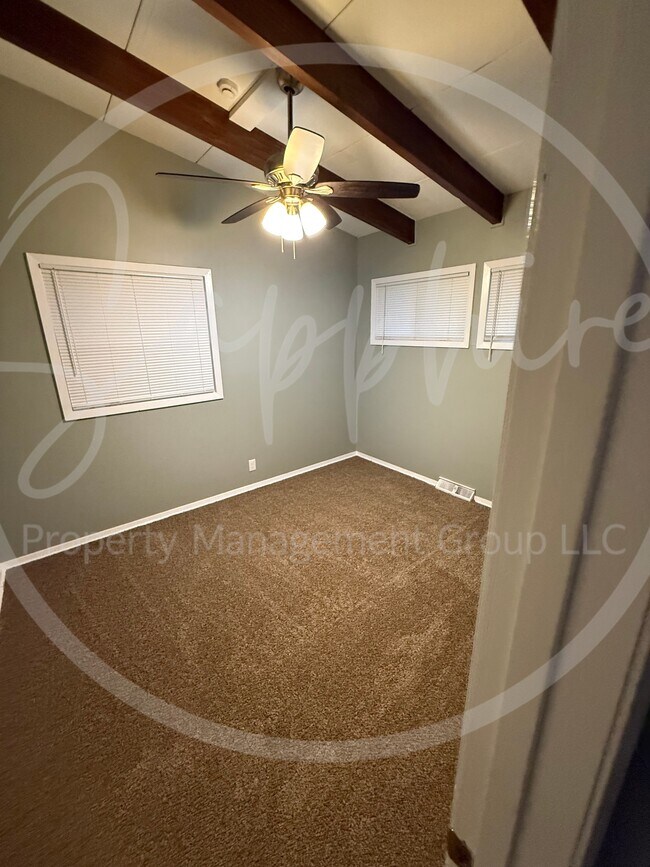 Building Photo - 2815 S Collin Ave