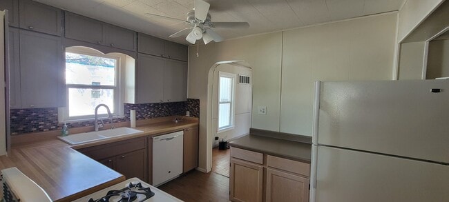 Building Photo - 2 Bedroom 1 Bath Home