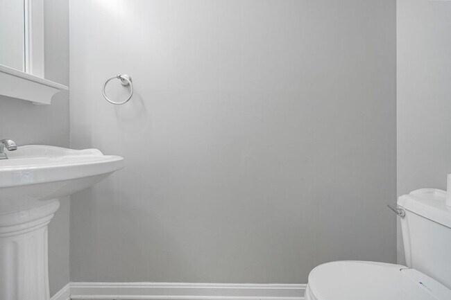 Building Photo - 128 Kings Mill Dr