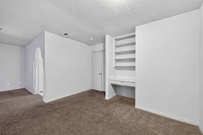 Building Photo - 3906 Glen Cove Cir