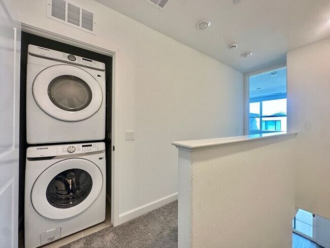 Building Photo - Modern 3BR Townhome in Ocean View Hills with Attached Garage & Open Floor Plan