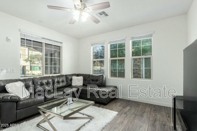 Building Photo - 1918 E Bridgeport Pkwy