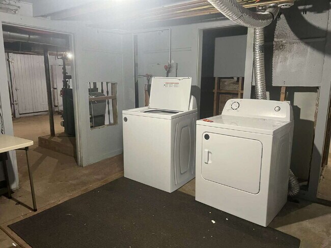 Building Photo - Large one bedroom, updated in the heart of Somersworth!