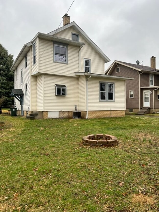 Building Photo - Very spacious 3 bedroom home for rent - Ca...