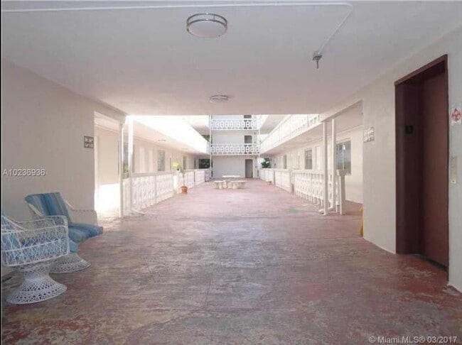 Building Photo - 1725 James Ave