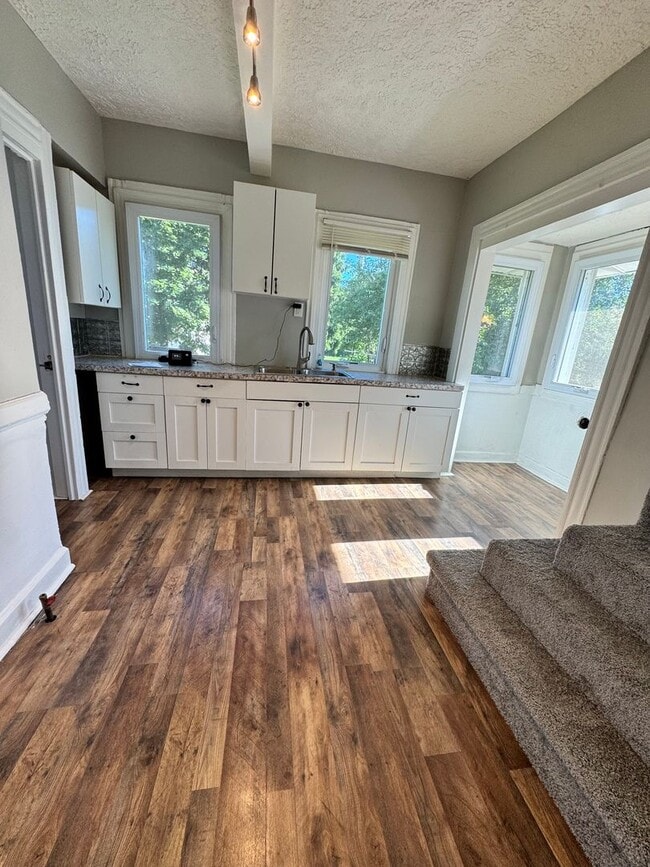 Building Photo - Welcome to this spacious 6-bedroom, 2-bathroom house located in the vibrant city of Cleveland