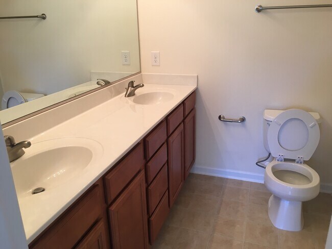 Building Photo - Townhouse For The Family!!