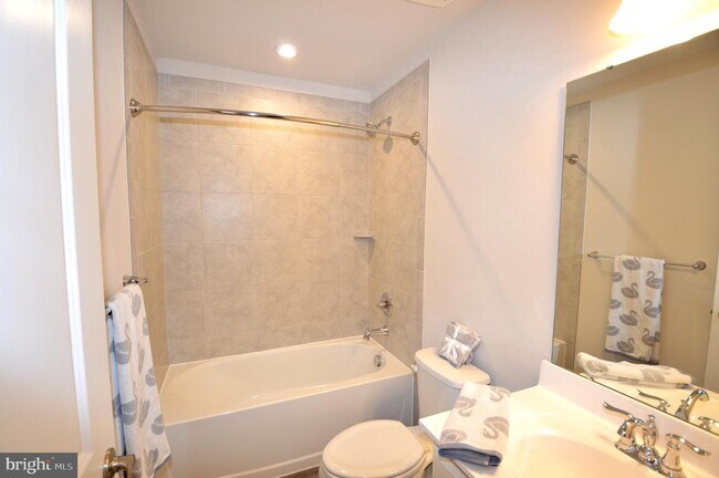Building Photo - 528 Landing Dr