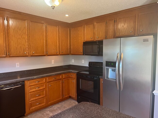 Building Photo - 3 Bedroom 3 Bathroom House with an Office.  Available Now!