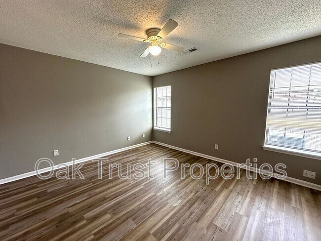 Building Photo - 401 Converse Ct