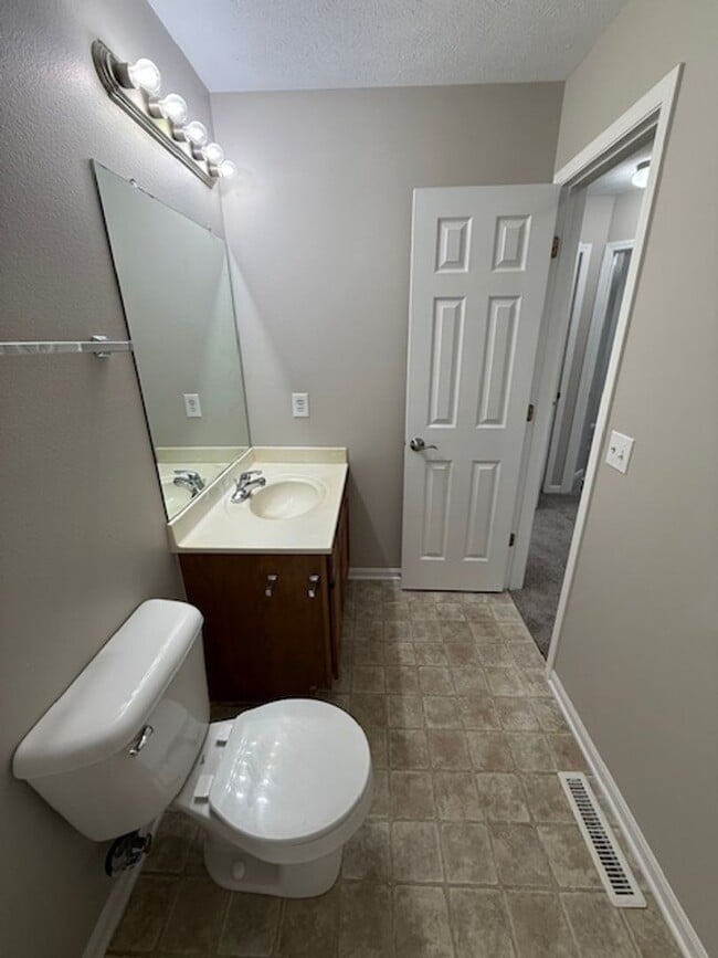 Building Photo - Comfortable & Convenient 3 Bedroom Near Recreation & Trails!!