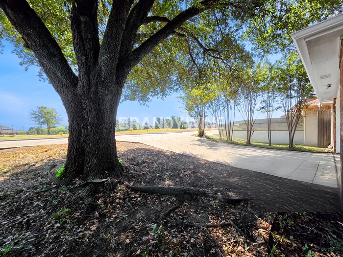 Building Photo - 214 Streamside Dr