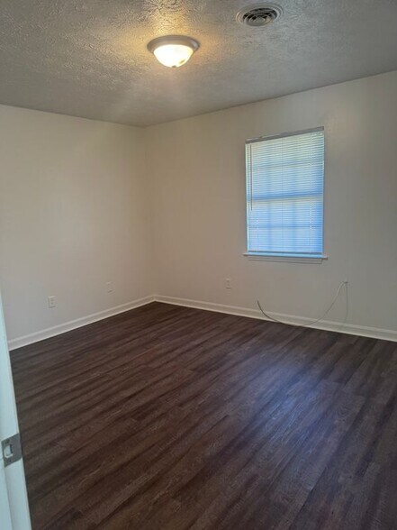 Building Photo - 3210 Brookside Dr NW