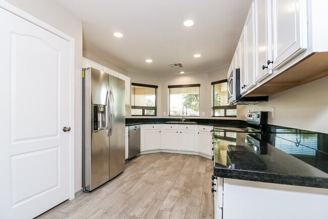 Building Photo - 15881 W Latham St