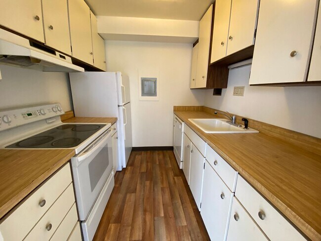 Building Photo - Light and Bright 1 bedroom 1 bath condo first hill