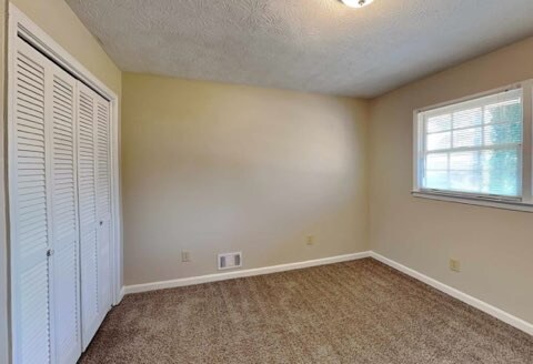 Building Photo - 2882 Lakemont Pl SW