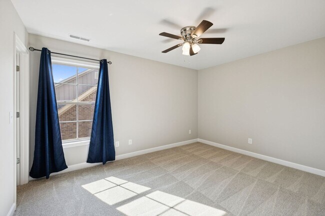 Building Photo - Welcome home to this beautifully maintaine...