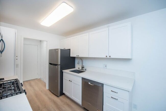 Building Photo - Newly Remodeled Upstairs Unit!