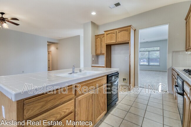 Building Photo - 2261 Silverlace Pl
