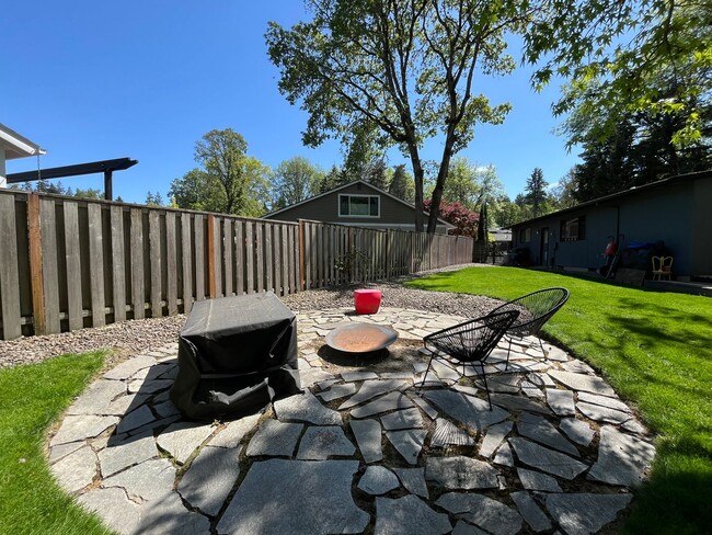 Building Photo - Midcentury modern 4-bedroom, 3-bathroom ho...