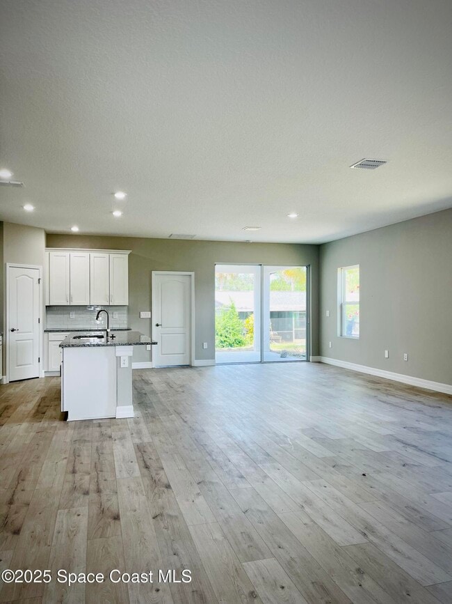 Building Photo - 526 Frink Ave