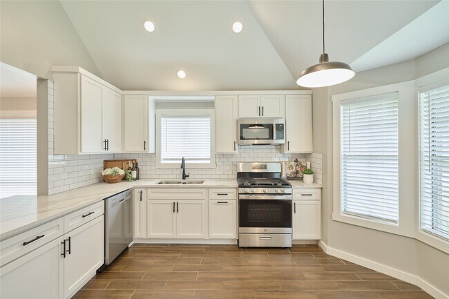 Building Photo - 12307 White River Dr