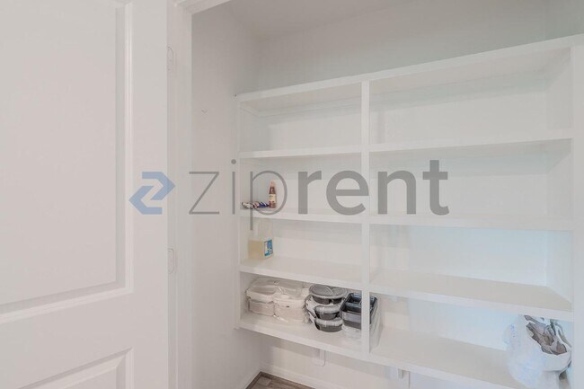 Building Photo - Unit