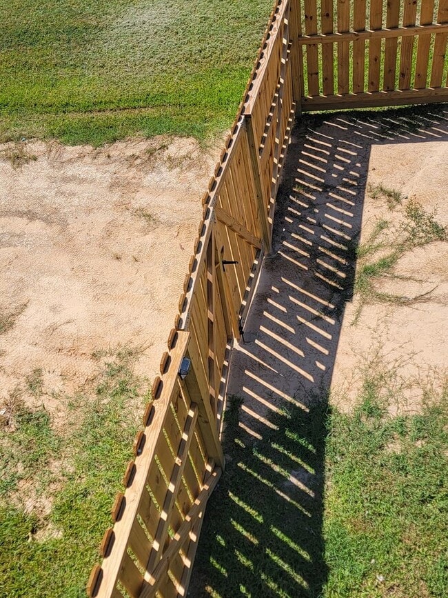 Building Photo - Fenced Jamaica Beach 3/2/1 Tri-level Home