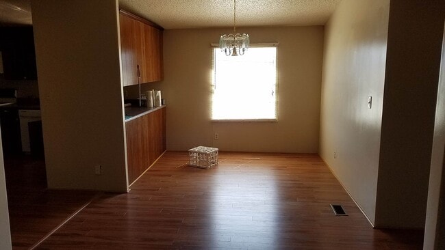 Building Photo - 4 bd, 2.75 ba N Columbia, 2nd living room ...